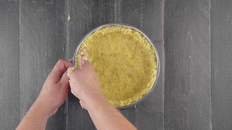 Выкладываем форму для выпечки картофелем – и в духовку. Просто слюнки текут!