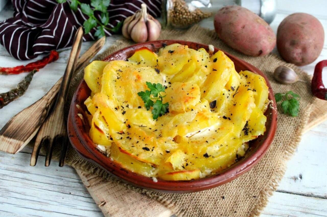 Рецепт вкусной и ароматной картошки в духовке ПОД СМЕТАННЫМ СОУСОМ